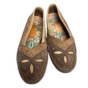 Hush Puppies Size 7 1/2 Brown Suede Leather Flats, soft in the earth style 50224